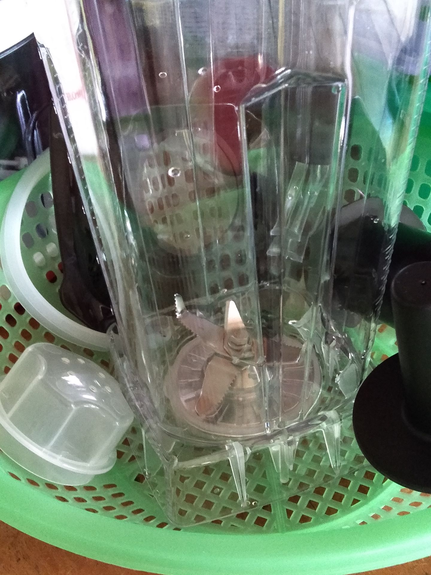 vừa nhận hàng *** thử máy cực mạnh xay êm .lưỡi dao và phần đế xay nhìn rất chắc sắc bén.giá rẻ nên mua. tiki giao hàng cực nhanh.dịch vụ có cải tiến tốt.đóng gói ok.(nhưng góp ý 1 chút nên kiểm tra bên trong thùng hàng trước khi giao cho khách thùng bị ẩm nên mốc hết bìa giấy thùng bên trong)