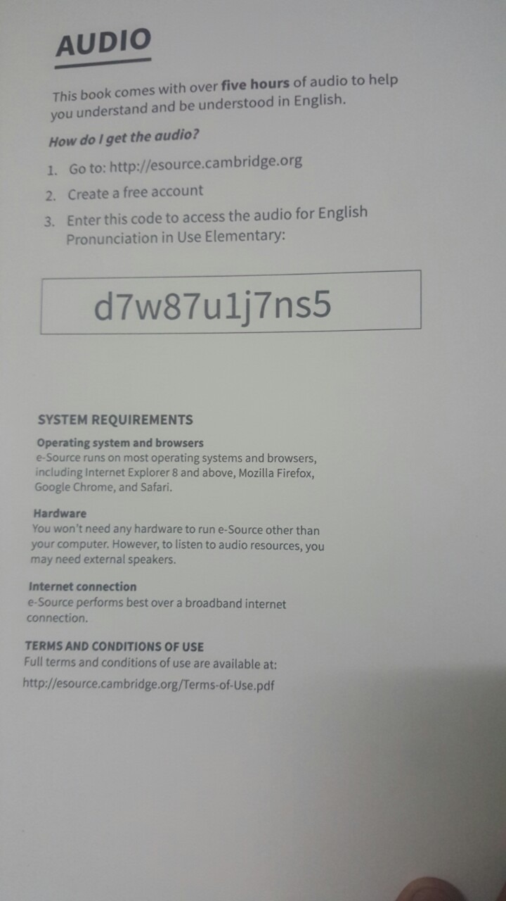 Sách này Fahasa giao cho mình không bị lỗi gì, đây là sách gốc, in ở Anh quốc , nên giá hơi cao, sách in màu, giá như Fahasa mua bản quyền 3 quyển English Pronunciation in Use, rồi in đại trà như các sách Grammar in Use, Vocabulary in Use, thì hay biết mấy, sẽ giảm giá thành hơn nhiều, mình có đính kèm hình ảnh mã code để có thể download Mp3 từ web cambridge, ai cần thì vào làm theo hướng dẫn rồi tải về nhé.