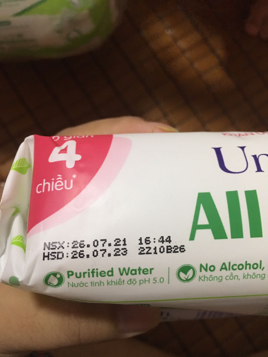 Mình mua giá 119k cho 6 gói 80 tờ
Shop đóng gói cẩn thận. Giao hàng nhanh
Gói hàng to.
Hàng mới sản xuất. Giấy dùng chất lượng. Có mùi lô hội nhẹ