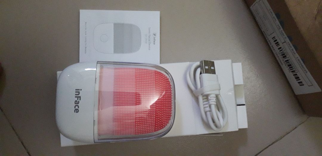 Hàng giao nhanh. Hàng chính hãng, có mã QR để check. Máy nhỏ xinh, cầm trong tay rất thích. Có đế sạc và hướng dẫn sử dụng đầy đủ. mình mua có mã giảm giá còn 296k, rất ưng ý luôn. Mới dùng chưa biết pin dùng tốt ko nhưng thấy review khá ổn.