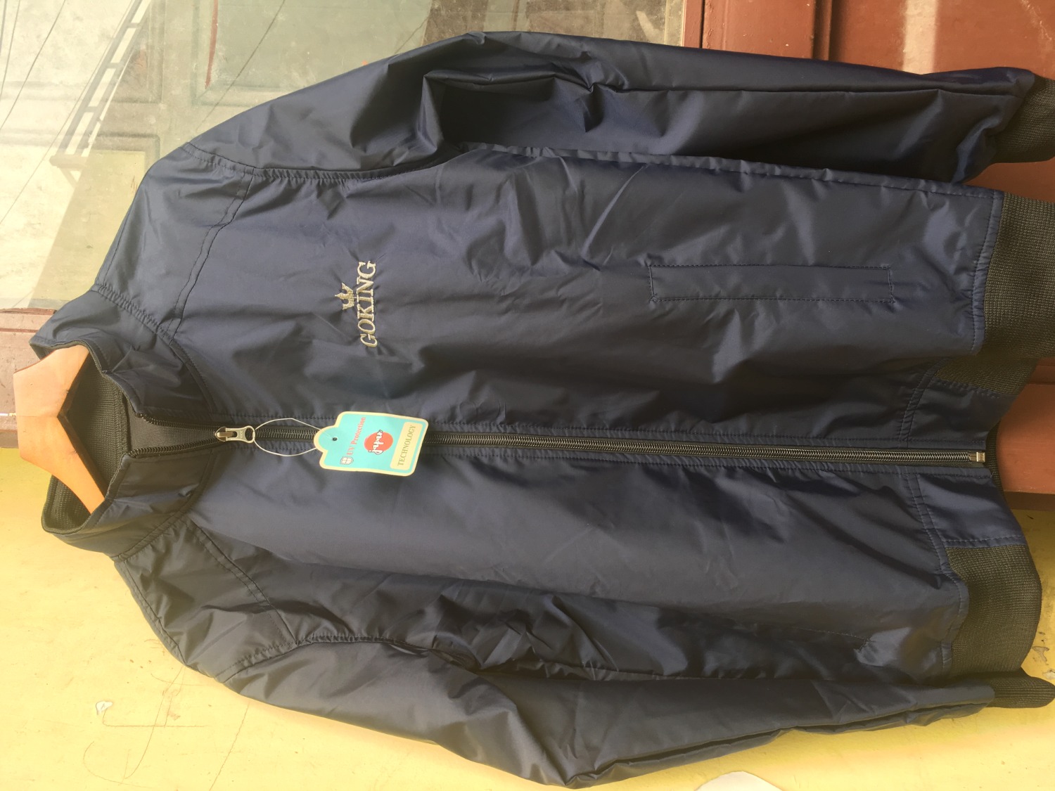 áo dày dặn mặc đi nắng cũng ổn nhưng hơi nóng do vải dù, mình thấy áo này mặc trời lạnh được phết, áo giữ ấm cũng ok, mua ở shop còn rẻ hơn ngoài chợ nữa