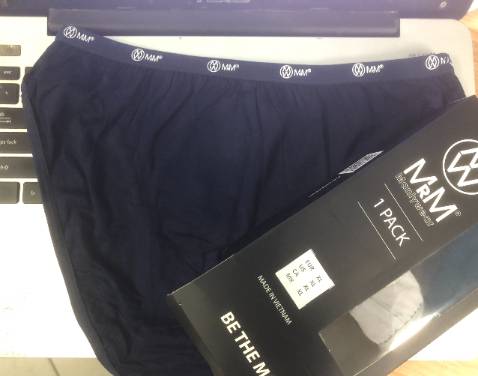 Giá hợp lí, chứ cũng hông phải rẻ, nhưng cái mình hài lòng ở shop, và tiki đó là 1 trải nghiệm tốt,  đóng hộp đẹp, đầy đủ thông tin sp, Brand, thời gian giao hàng chưa đến 2h siêu nhanh.
Trước mua loại cạp to, giờ qua dùng thử cạp nhỏ, vài ổn, mềm mịn , mặc mát thoải mái, mình thích dùng màu tối hơn, nhờ shop đổi mà ko được, hơi tiếc, do đơn hàng xử lí rồi :((