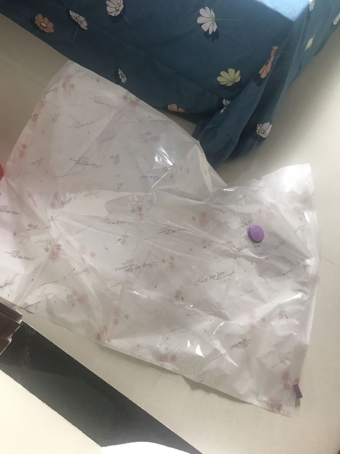 Tôi mua về lấy dùng thử luôn thấy rất tiện lợi nha.
Lúc đầu dùng dụng cụ hút chân không cứ bị tuột ống nối ra, thấy có vẻ không tác dụng, tưởng dỏm. Nhưng liên nhẫn 1 xíu sẽ được, kéo nhẹ tay thôi và kiên nhẫn hơi lâu lâu nhe mọi người.