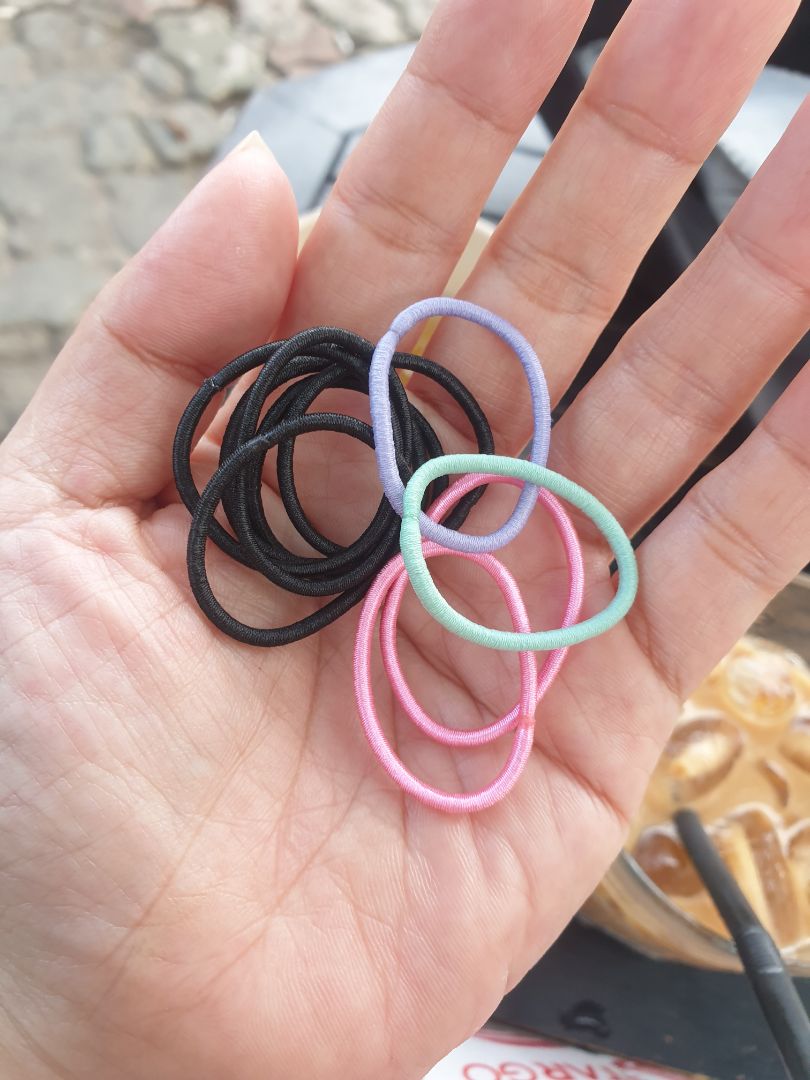 chụp hình dây lớn nhưng shop lại giao dây nhỏ. cột 2 vòng cũng khó nữa. nhỏ mà cứng. shop nên chú thích sợi nhỏ hay lớn để khách hàng chọn thì hay hơn.