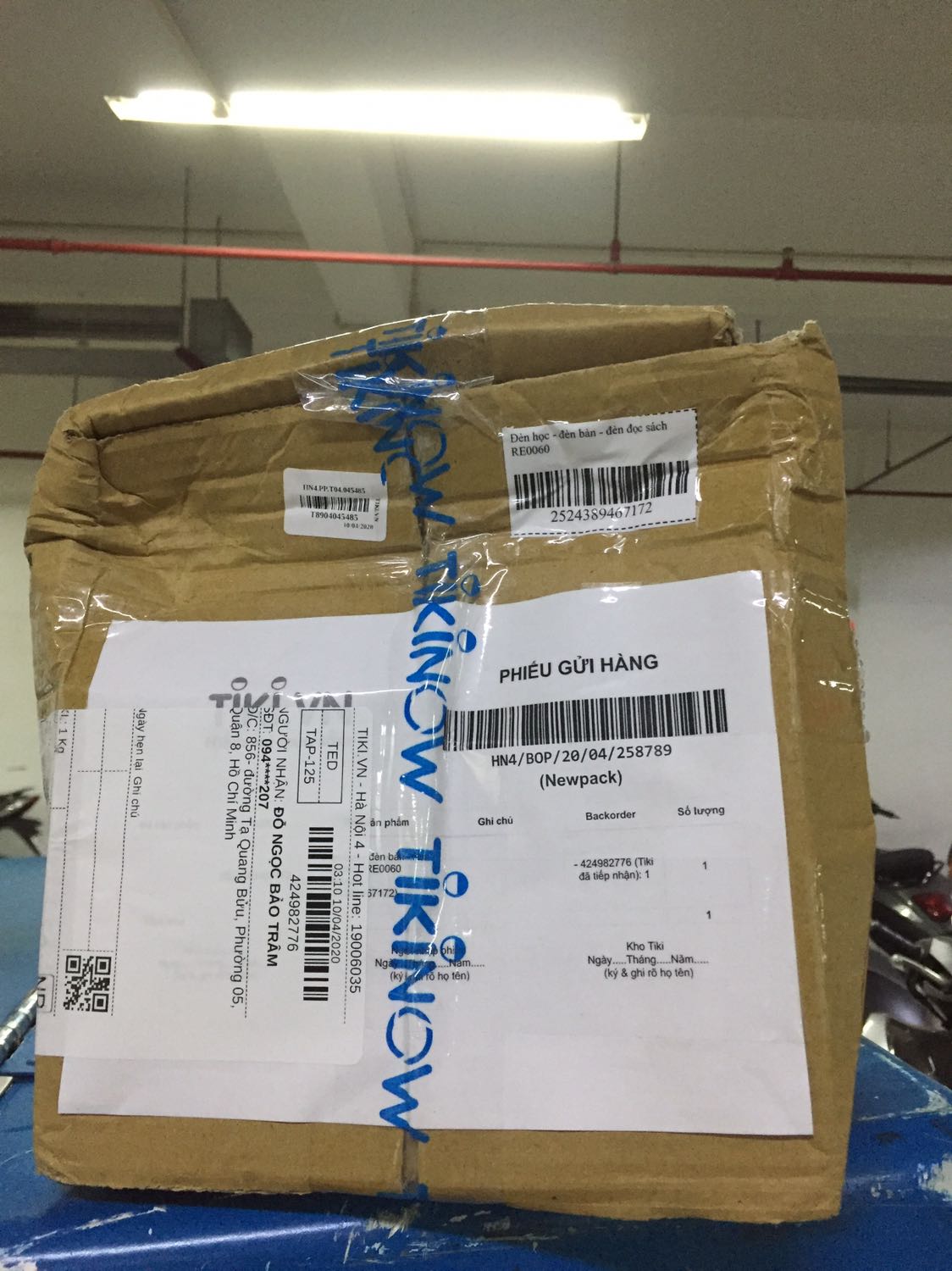 Lúc giao cái hộp bị móp cũng hơi sợ mà mở ra bên trong không sao. Nhưng không có cái kẹp bàn nên buồn lắm không biết là sản phẩm chỉ chọn 1 trong 2 là đế tròn hay kẹp bàn thôi, hay là giao thiếu. 
Không có bóng đèn thì có thể tự lắp được không sao. 
Sản phẩm giao về được lắp ráp xong xuôi chỉ cần nhét vô cái đế tròn là dùng được. 
Sơn cũng tốt không vấn đề gì. Nói chung tầm giá này thì đối với cái đèn cũng gọi là vừa đủ!