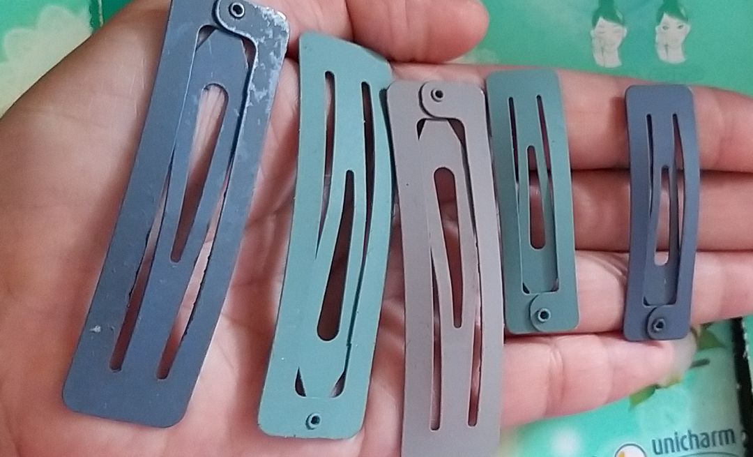 Lần mua thứ 2, mà hình như để trong kho có vẻ lâu, nên lớp sơn trên kẹp có cảm giác "nhũn nhũn". Cầm trên tay có gì đó hơi dính dính.
Mua 1 lúc 2 bộ khác màu, tổng cộng là 3 bộ ở nhà đủ biết kẹp này đáng mua cỡ nào nên ai có nhu cầu hãy an tâm mua nhé.
Mua nhiều để kẹp nhiều màu cũng phong cách lắm ?
(trong hình có bộ mình dùng lâu nên đã tróc màu) Lần mua thứ 2, mà hình như để trong kho có vẻ lâu, nên lớp sơn trên kẹp có cảm giác "nhũn nhũn". Cầm trên tay có gì đó hơi dính dính.
Mua 1 lúc 2 bộ khác màu, tổng cộng là 3 bộ ở nhà đủ biết kẹp này đáng mua cỡ nào nên ai có nhu cầu hãy an tâm mua nhé.
Mua nhiều để kẹp nhiều màu cũng phong cách lắm ?
(trong hình có bộ mình dùng lâu nên đã tróc màu)