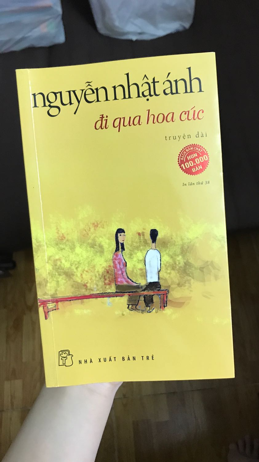 Mùa dịch nhưng giao khá nhanh, sách không bọc nhưng sạch đẹp nên oke. Cá nhân mình thấy quyển này đọc hơi tức tại nhân vật ngốc nghếch quá ??? đọc mà khó chịu ghê luôn á