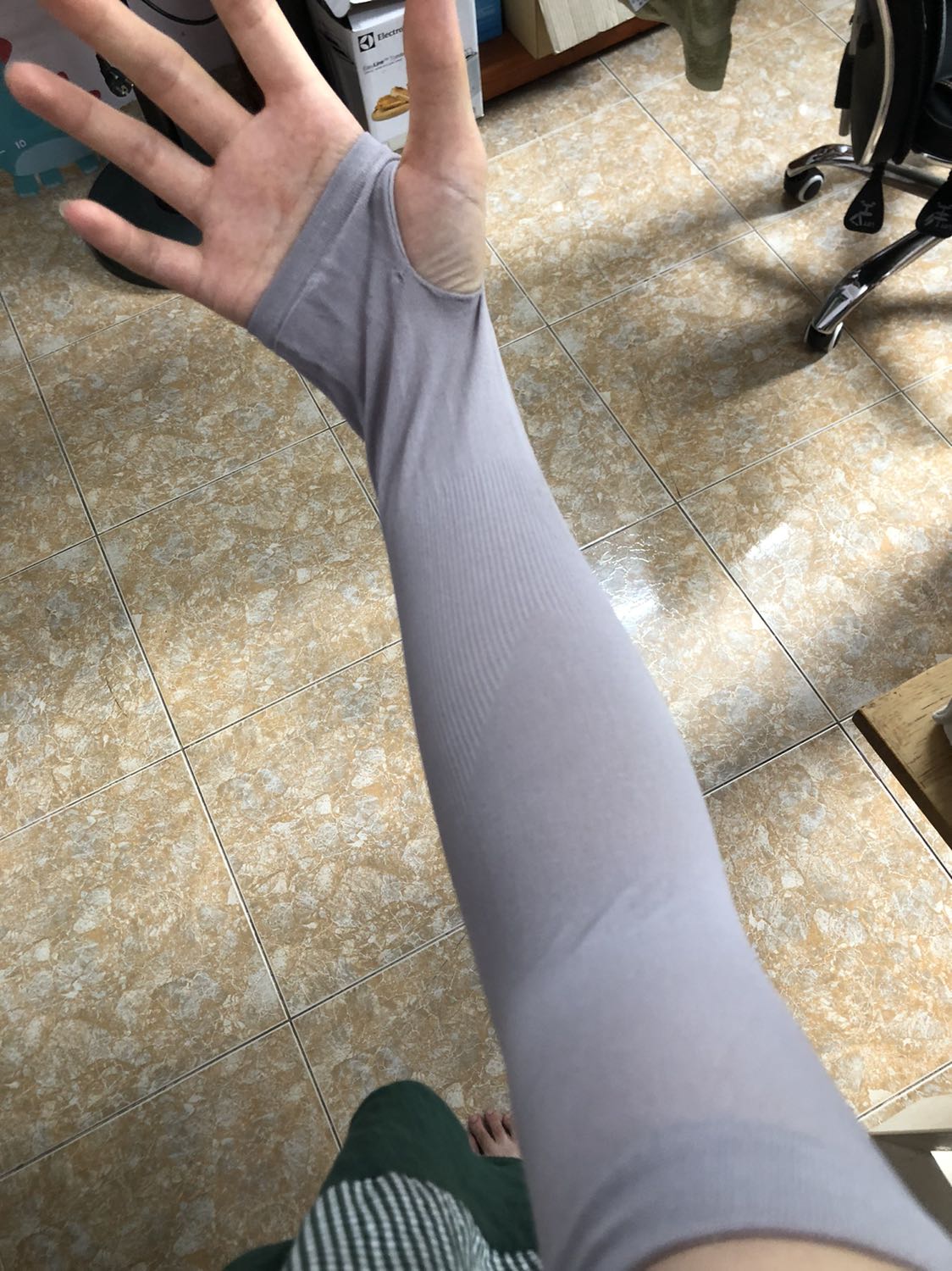 Co giãn cũng tốt nhưng nhiều sơ và chỉ vụn. Chất liệu mỏng, mịn nên dùng cũng k bị bí tay. Dùng sẽ k thích bằng găng tay Golovejoy loại đắt nhưng thay thế tạm cũng ok. Co giãn cũng tốt nhưng nhiều sơ và chỉ vụn. Chất liệu mỏng, mịn nên dùng cũng k bị bí tay. Dùng sẽ k thích bằng găng tay Golovejoy loại đắt nhưng thay thế tạm cũng ok.