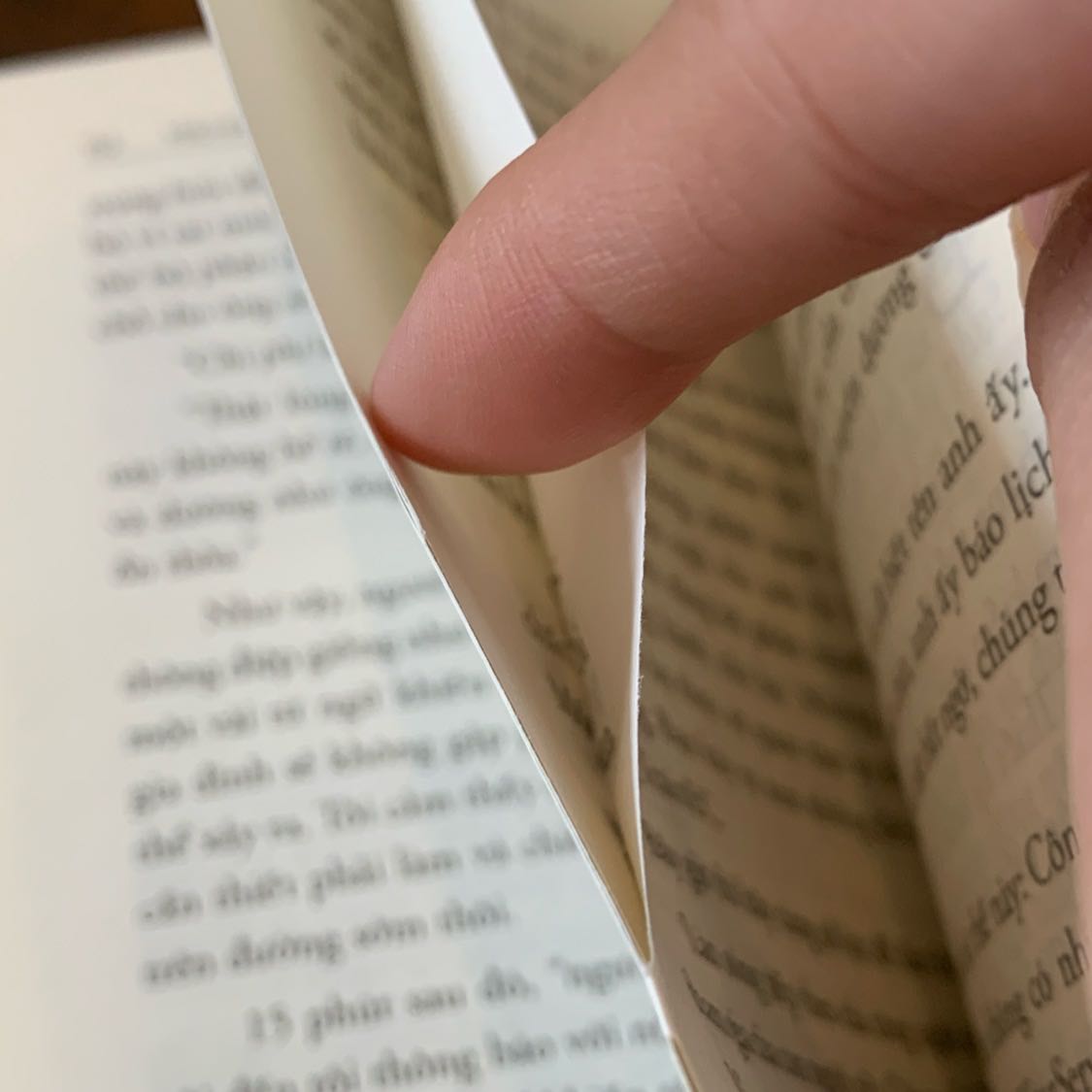 Sách bị dính một vài trang, gây bất tiện cho người đọc