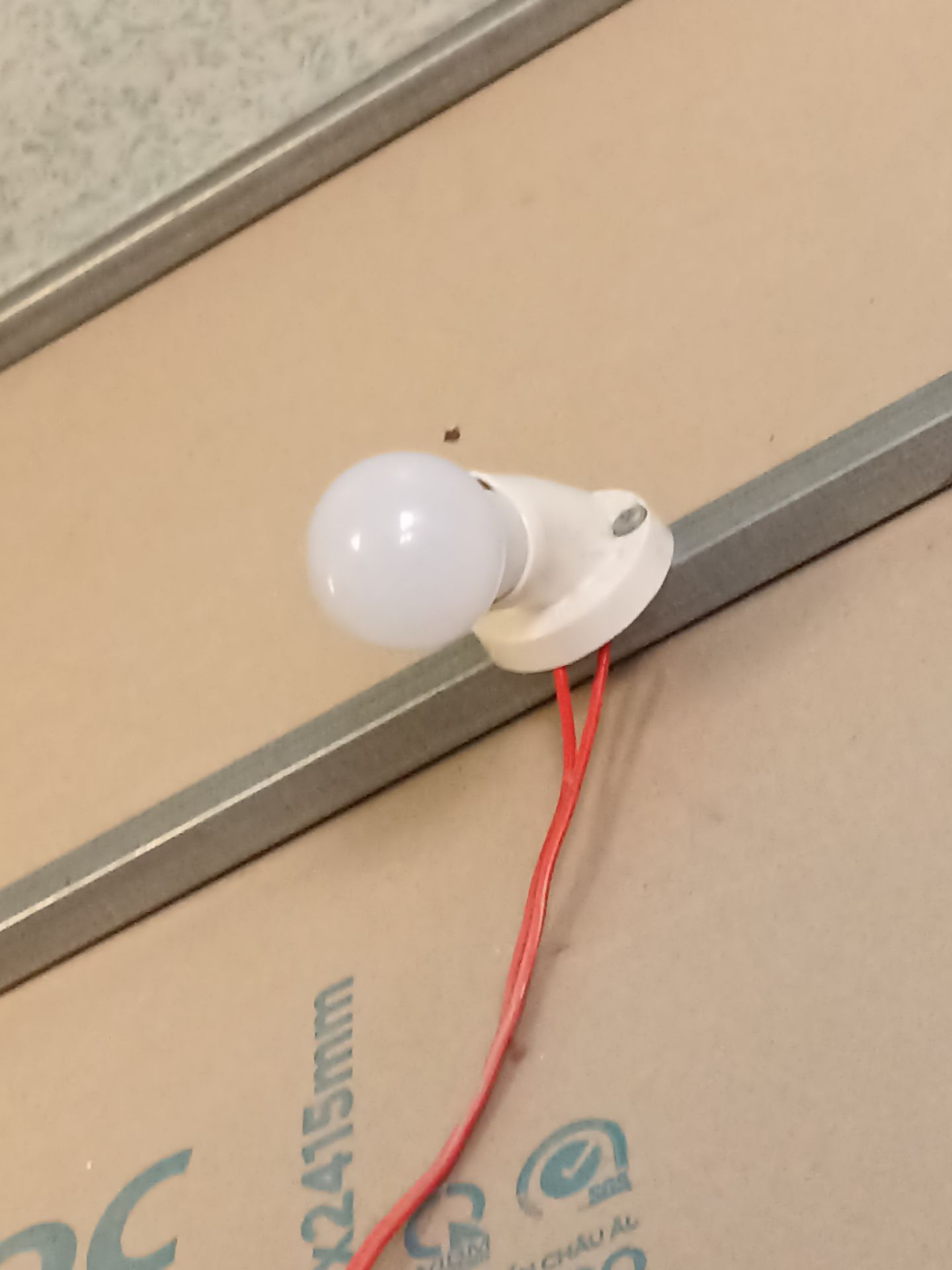 không phải ánh sáng trắng nhé mn