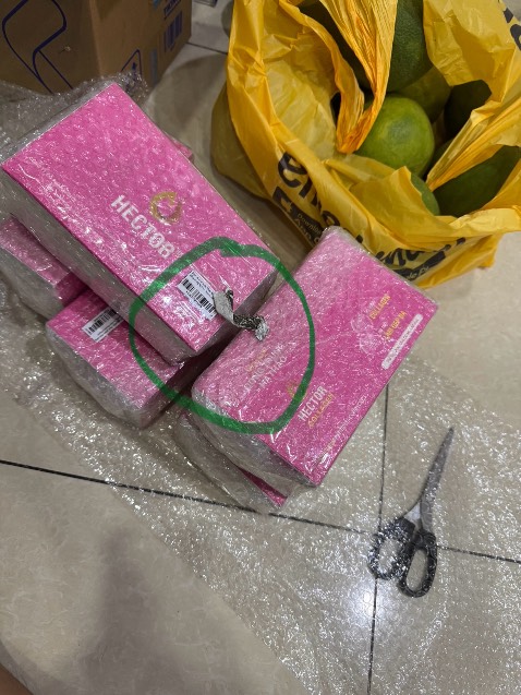 Hàng ăn uống của khách mà đóng gói cả rác đen thui vào, thật tệ hại