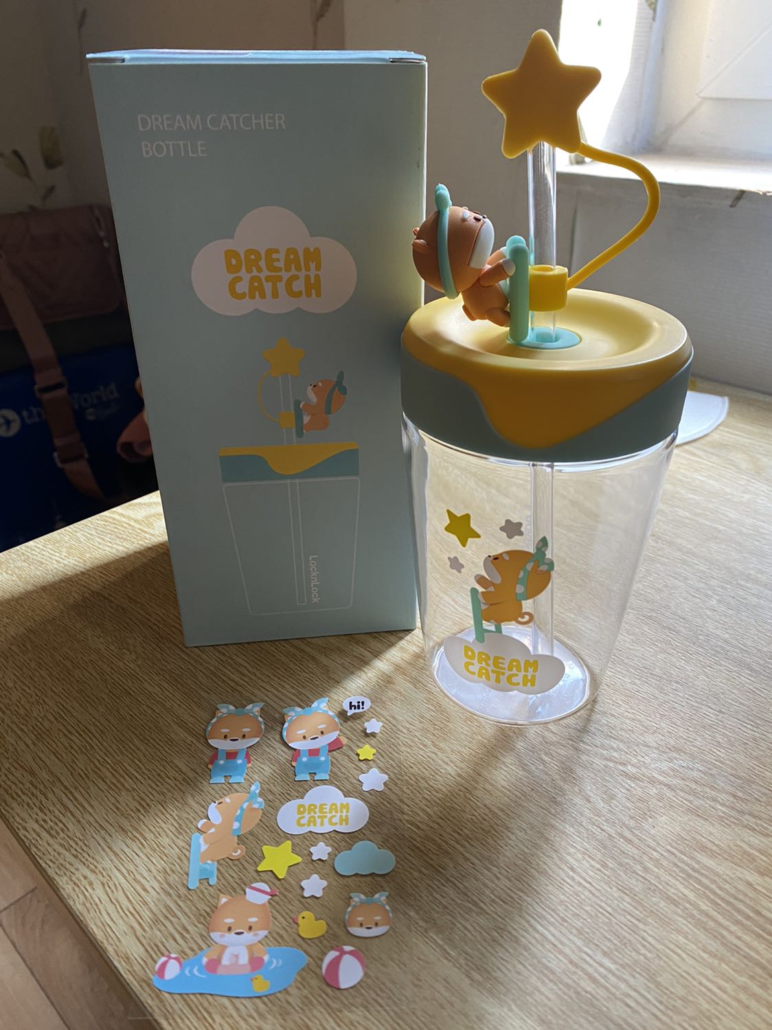 Ly rất xinh, nhưng đôi lúc bị rỉ nước trên nắp mà ko rõ từ đâu, có tặng sticker