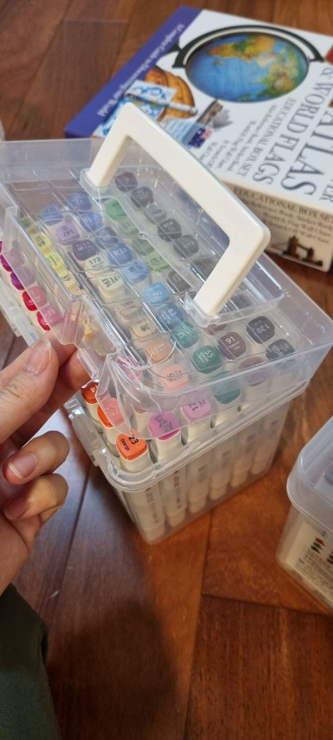 hộp màu bị vỡ. yêu cầu đổi trả lại