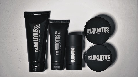 Mua xong hủ Sáp là Sưu tập được nguyên bộ nha. 
Chất sáp thơm sang khó tả mà thích
Cũng lớn tuổi nên tóc hay bị xĩn màu chụp hình hay bị thưa và bay lung tung. Giờ dùng sáp tóc giữ nếp và nét màu hơn nhiều. Nhìn tóc phồng dày nên trông cũng cao hơn tí.