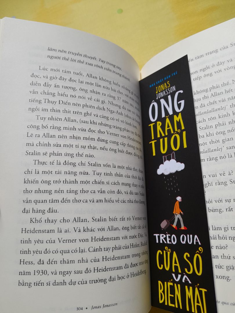 Đang đọc dở mà thích quá phải vào nhận xét ngay. 100 năm cuộc đời cụ Allan được tác giả gắn một cách khéo léo với những sự kiện chính trị xã hội thế giới. Và mặc dù cụ chả có tí hứng thú hay kiến thức gì về chính trị nhưng lần nào gặp nguy cụ cũng thoát nạn một cách thần kì, kiểu mèo mù vớ cá rán =))) (tuy cũng có vài lần ngoại lệ không được may mắn như thế) Những cuộc gặp gỡ với các vị lãnh tụ thế giới từ Tây Ban Nha, Mỹ, Trung Quốc, Nga, đến Triều Tiên đều rất hài hước. Mấy vị đó qua lời kể của cụ Allan không khác gì trò hề, nhất là cuộc gặp với Stalin làm mình cười xỉu. Đó chính là cách mà tác giả châm biếm mỉa mai về chính trị. Sách đã được chuyển thể thành phim, đọc xong nhất định mình sẽ tìm xem.