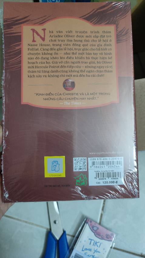 Chất lượng giấy tốt,sách được bao bọc cẩn thận,nội dung thì chưa đọc nên chưa đánh giá được,nhưng truyện của Agatha Christie thì hay rồi,giao hàng nhanh,được tặng kẹp sách nữa,hoàn toàn hài lòng