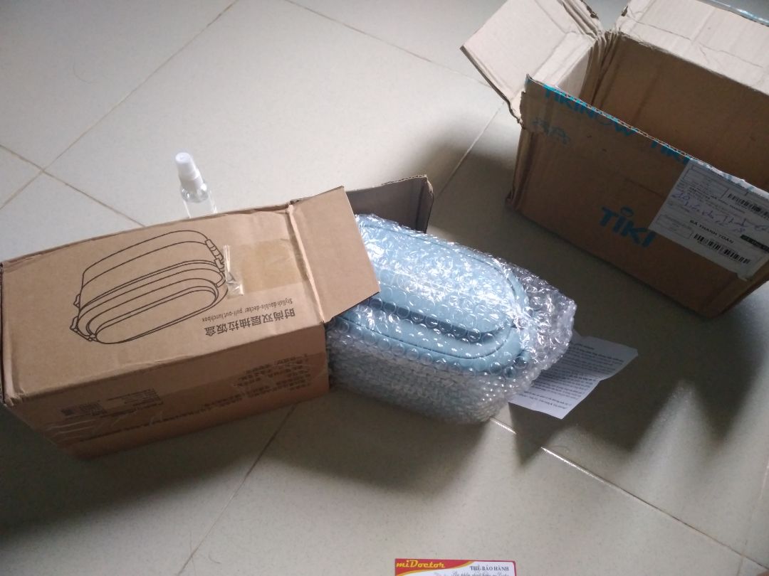 sản phẩm đóng gói cẩn thận. hàng hóa không bị hư hại. tuy nhiên màu xanh dương nhạt không giống như hình ảnh mẫu mà màu sẫm hơn nên khá thất vọng. vì vậy 4 ⭐