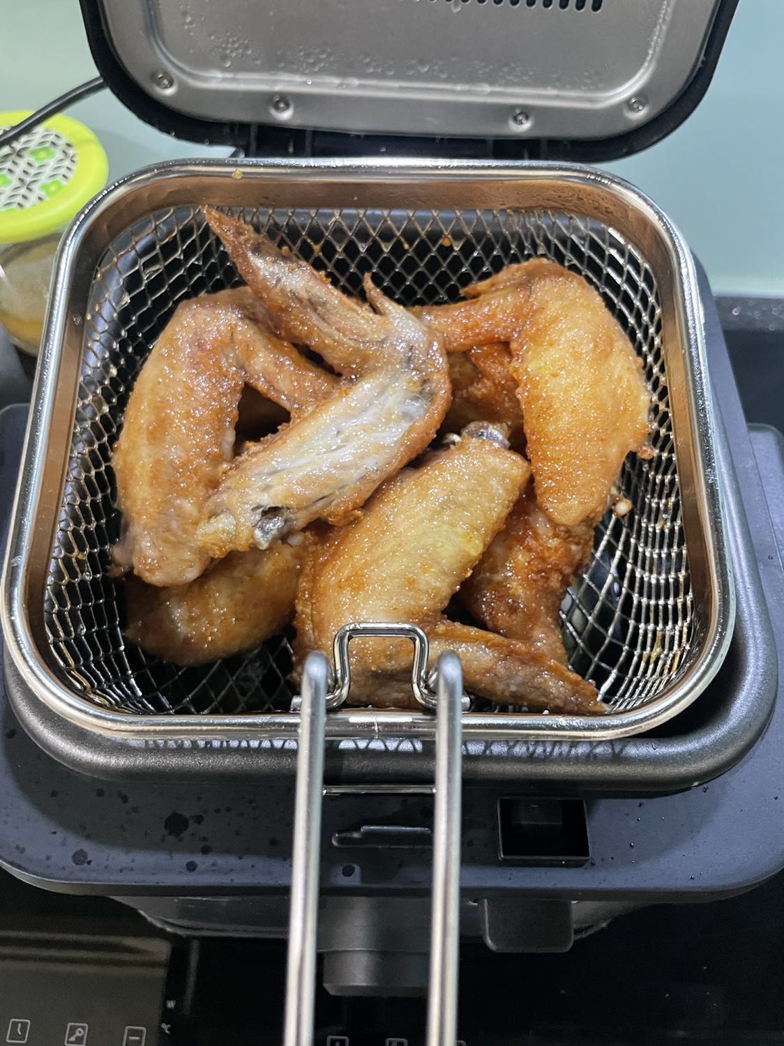 Nhỏ gọn, nhìn chắc chắn, đẹp. Nút điều chỉnh nhiệt độ hơi lỏng lẻo tạo cảm giác ko yên tâm. Vạch hiển thị nhiệt độ chỉ có 3 mức cao nhất, nên chia thêm để canh nhiệt cho chuẩn (hướng dẫn có chỉ cách canh mức 130) Mức dầu thấp nhất khoảng 1,3lít. Dầu đủ nhiệt đèn tắt (lưu ý nhé). Dù có lọc nhưng hơi dầu vẫn khá nhiều nên lưu ý vị trí đặt nồi. Vệ sinh phải cẩn thận và khá cầu kỳ. Kiểu dáng tầm giá và thương hiệu có thể bù đắp những cái chưa được.