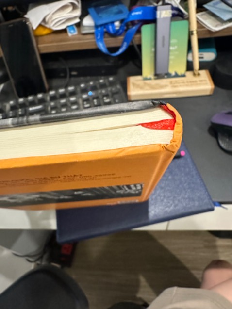 Gói hàng cẩu thả. Dùng quyển lịch để bọc chứ không dùng hộp carton như mọi khi. Chưa bao giờ có trải nghiệm tệ như này.
Sách nhận được thì bị cong, méo mép.
Không hiểu các bạn lúc bọc sách có nghĩ là mình đăng đóng gói một món quà của lịch sử nước nhà không ? Đã mua nhiều sách trên tiki nhưng rất bực mình với lần này. Nhất là cuốn sách để kỷ niệm 50 năm thống nhất Đất Nước.