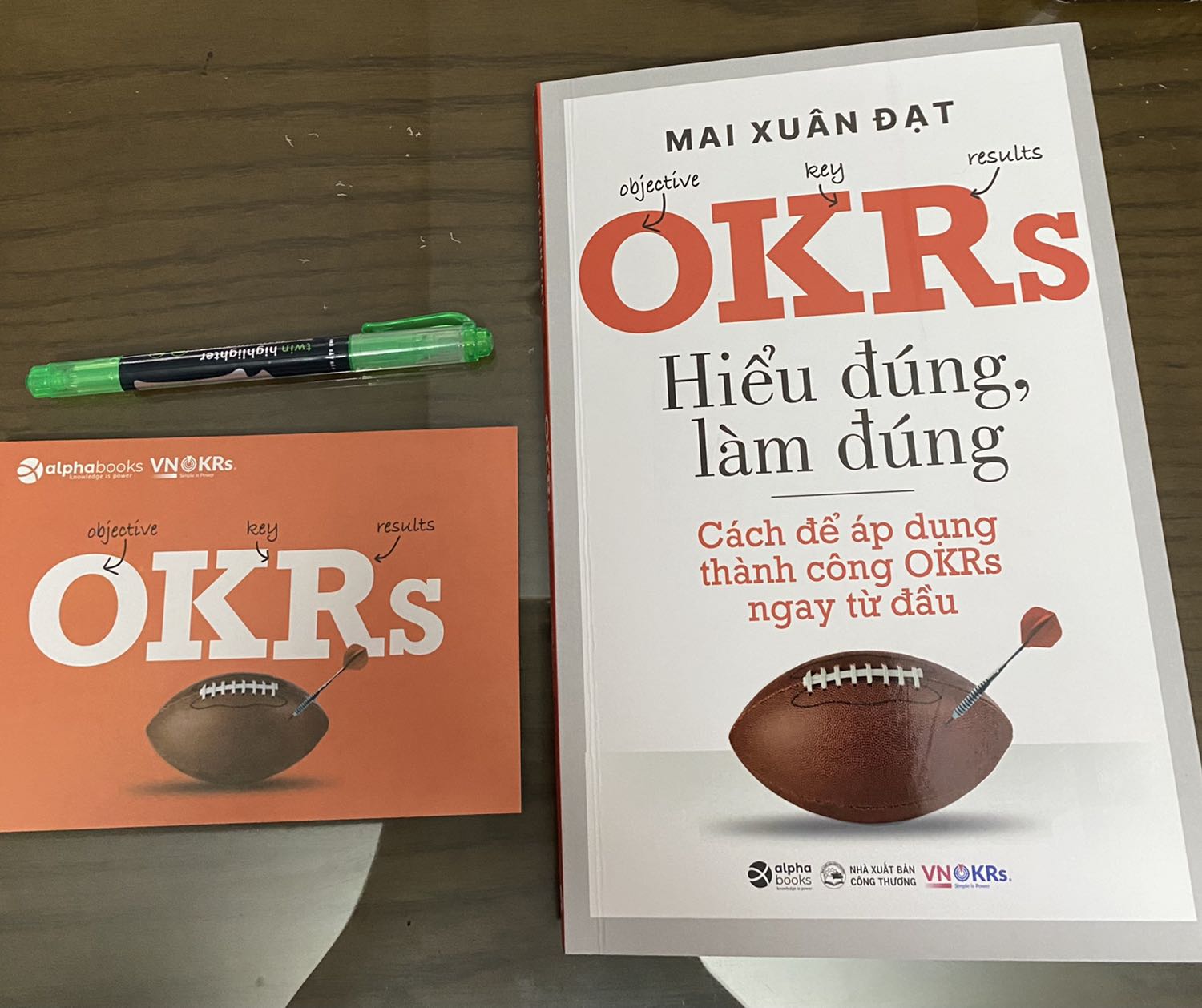 1. Tốc độ giao hàng của Tiki bất ngờ (đặt sáng 11/3 và giao đúng 11/3), trong khi là hàng giao tiêu chuẩn
2. Sách
- Trình bày đẹp, có kẹp sách dày rất ưng
- Nội dung, đơn giản, dễ hiểu. Cơ bản tôi đã đọc và xem các nội dung về OKRs do tác giả nói từ trước đây lâu rồi nên cũng đọc sách nhanh trong 1 ngày
*** Phù hợp với những ai tìm hiểu về Okr, tìm hiểu thêm về cách làm thực tế