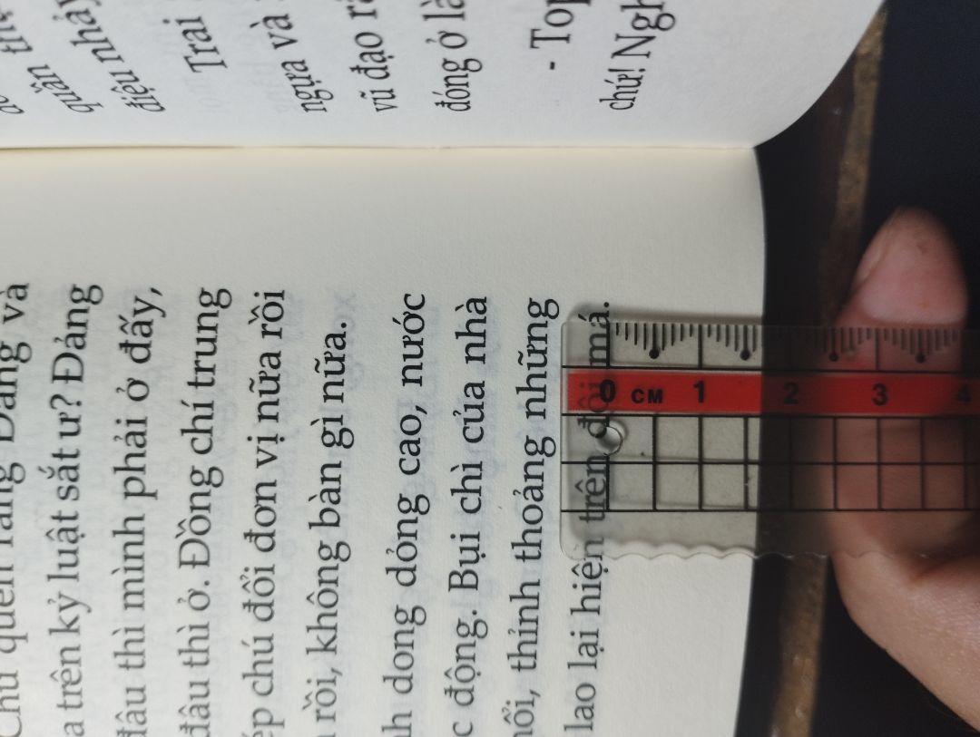 Sách có 2 trang bị lỗi góc, còn từ chương 8 phần 1 trở đi các trang đều bị in lệch đi dù khá nhỏ nhưng vẫn nhận thấy bằng mắt