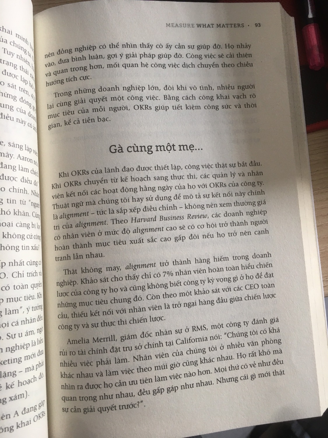 Đây là quan điểm cá nhân của mình. Có nhiều phong cách dịch khác nhau nhưng hi vọng dịch giả sử dụng cách dịch sát nghĩa và tôn trọng nguyên tác của cuốn sách được gọi là kinh thánh của "OKRs" này! Sách bản việt nhiều đoạn được dịch theo ý của dịch giả, thậm chí là những đề mục in đậm.
Vd: The Same *** dịch là Gà cùng một mẹ.
The Grand Cascade dịch là Từ trên xuống hay từ dưới lên?
Thật sự nên mua sách gốc thì hơn!