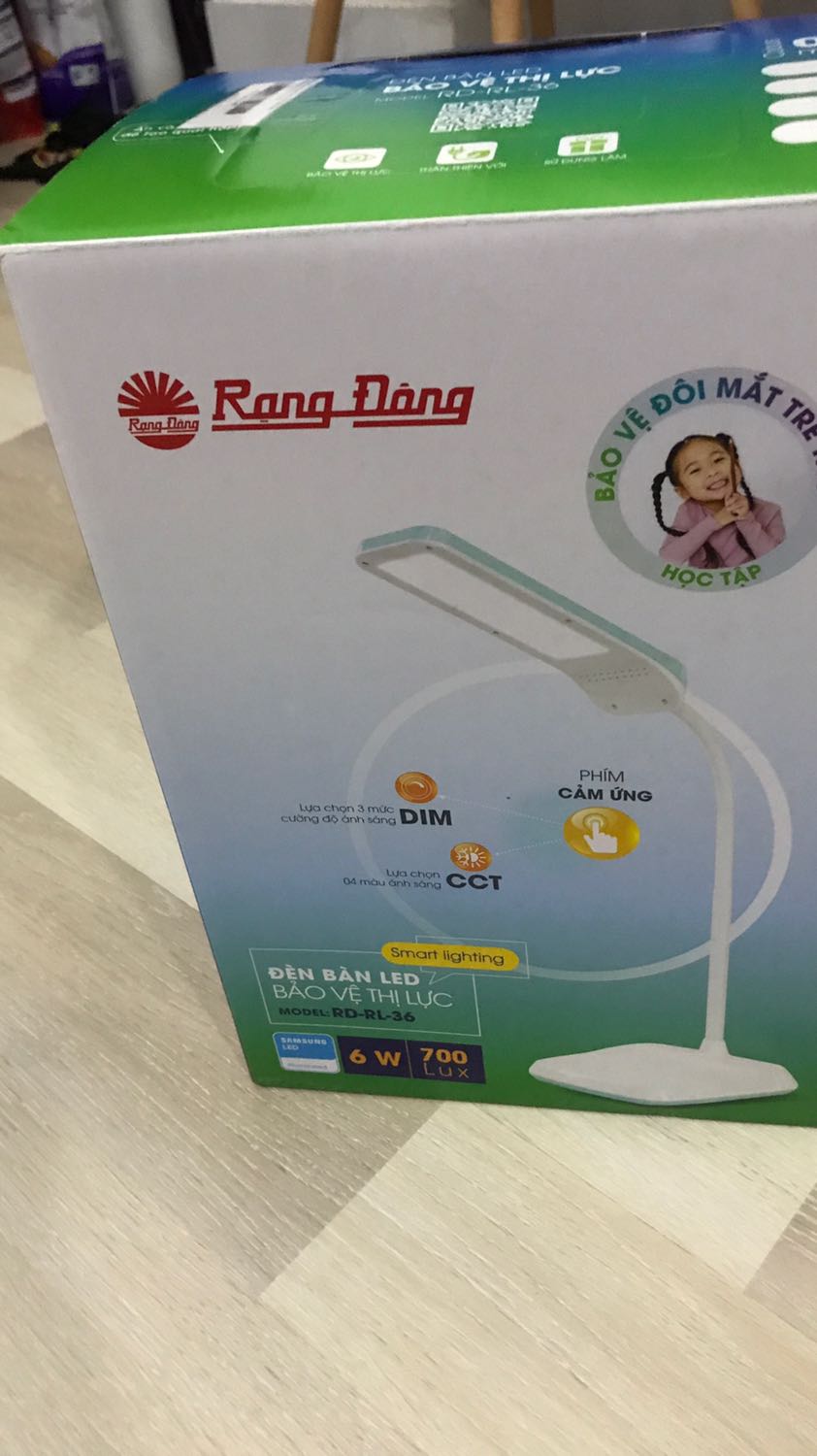 Giao hàng nhanh chóng, hàng vẫn nguyên vẹn, tiền ship rất ok. Lưu ý nhỏ là giao màu ngẫu nhiên nên không chọn màu mình muốn được. Đèn có 3 chế độ và 3 độ sáng cho các chế độ. Dễ sử dụng. Dây hơi ngắn, vừa đủ tầm bàn lùn thôi. Còn độ bền để sử dụng mới biết