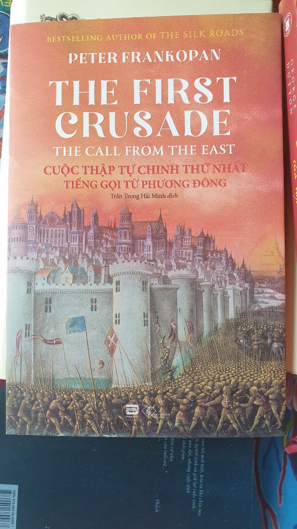 Có một sự thật bị lãng quên suốt gần một ngàn năm nay. Đó là sự thật về nguồn gốc của chuỗi các cuộc Thập tự chinh hào hùng và bi tráng. Peter Frankopan, vị Giáo sư Lịch sử toàn cầu sinh năm 1971 của Đại học Oxford đã "khai quật" lại sự thật đó ngay trong quyển sách này.