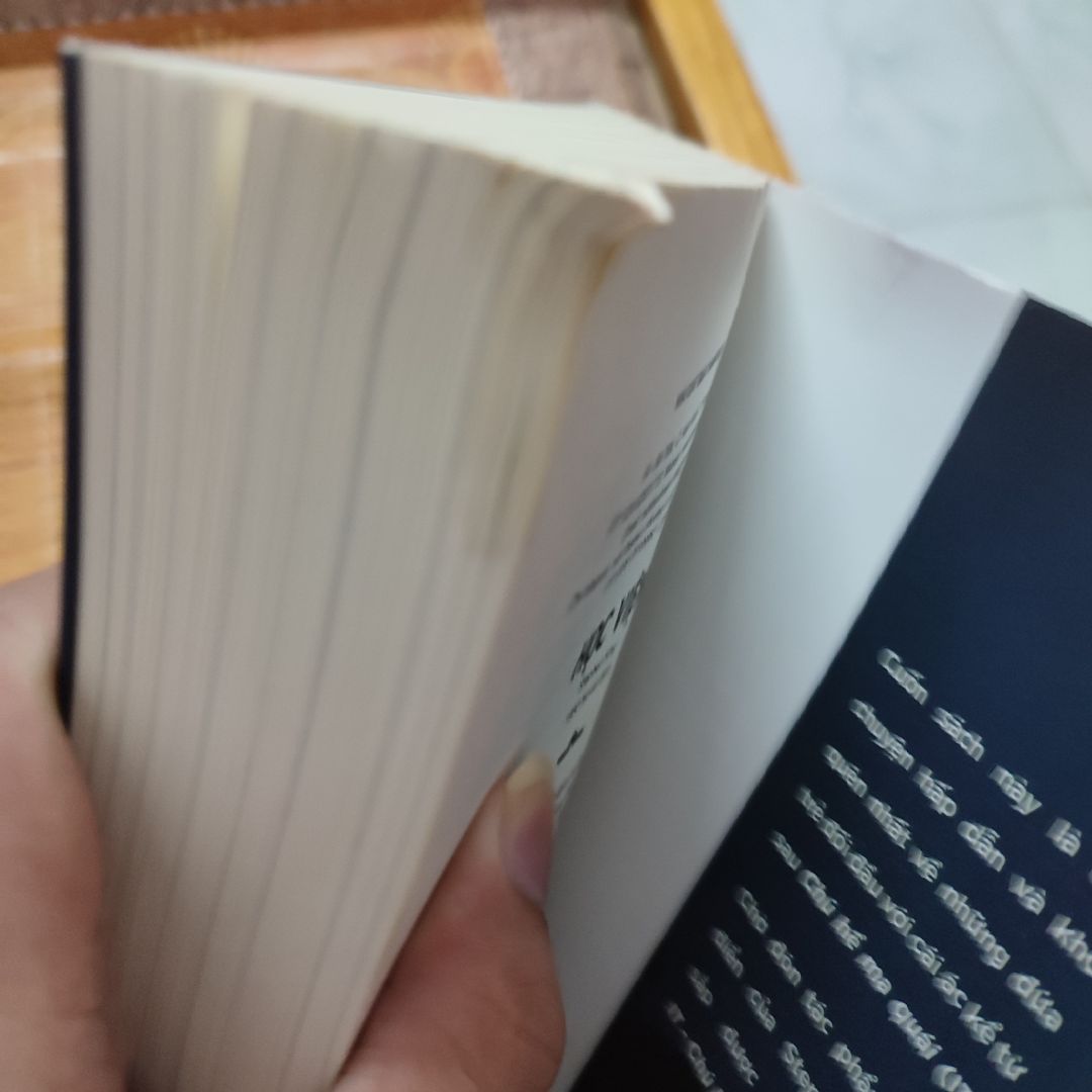 Mua quà về để tặng sinh nhật cho bản thân, mà thật sự thất vọng với Tiki. mua từ 16/8 , đến hôm nay là 30/8, tròn 2 tuần sách mới về đến tay dù dự kiến giao là 20/8. Cứ nghĩ sẽ cho vào bộ sưu tập của mình một cuốn sách hay với hình thức đẹp, nhưng không, các bạn nhìn như hình xem, ẩm, mốc, bìa nhăn nheo, xấu xí, nước ngấm vào đến nỗI vàng cả trang sách, xấu đến nỗi mình chỉ muốn vứt nó đi luôn. Mình không đòi hỏi gì ở Tiki cả, cũng không nói về vấn đề giao nhanh hay chậm vì biết là lí do do dịch bệnh, nhưng Tiki chọn một đơn vị vận chuyển để lưu kho cuốn sách suốt 2 tuần trời với đủ mọi điều kiện cực đoan của thời tiết, cùng với cuốn sách như hàng tồn kho vậy thì Tiki nghĩ về dịch vụ của mình sao ạ ? Mong Tiki sớm có phản hồi về vấn đề này.