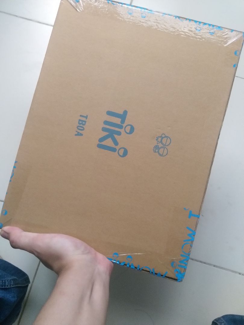 Hộp khá to sách cũng khá to. Nội dung sách của bác Nguyễn Hiến Lê thì hay khỏi phải bàn rồi, về lượng kiến thức và tư duy truy vấn kiến thức từ cái gốc rễ như thế nào đến cách sắp xếp, trình bày các chương, mẹo đọc cho thấm nhuần tư tưởng của sách... Ban đầu, mình chỉ mua sách vì cách dịch quẻ của bác Lê trên mạng, nhưng mua sách về giá trị tri thức mình nhận được thì hơn thế cực nhiều! Về chất lượng in sách thì khá ổn, tuy nhiên còn lỗi đánh máy và hình Lạc thư bị thiếu thành phần, hy vọng lần tái bản sau sẽ khắc phục tốt hơn, tuy nhiên mình nghĩ mua sách vì kiến thức trong đó chứ đâu phải vì ba cái vẻ bề ngoài này đâu, nên tủ sách bạn nên có một quyển nhé !!