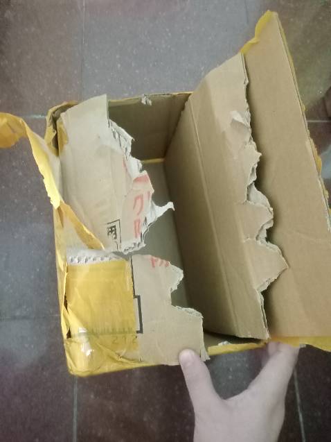 Gói hàng kiểu kì cục, gây ức chế, mở khó khăn, lôi ra được thì cái hộp rách banh chành.  Khi pha uống có mùi hôi dầu rất khó chịu. Lỡ mua 2 hộp 100 gói r, phải ráng uống thôi. Mong là k ảnh hưởng đến hệ tiêu hóa. Uống xong 5p r vẫn thấy khó chịu