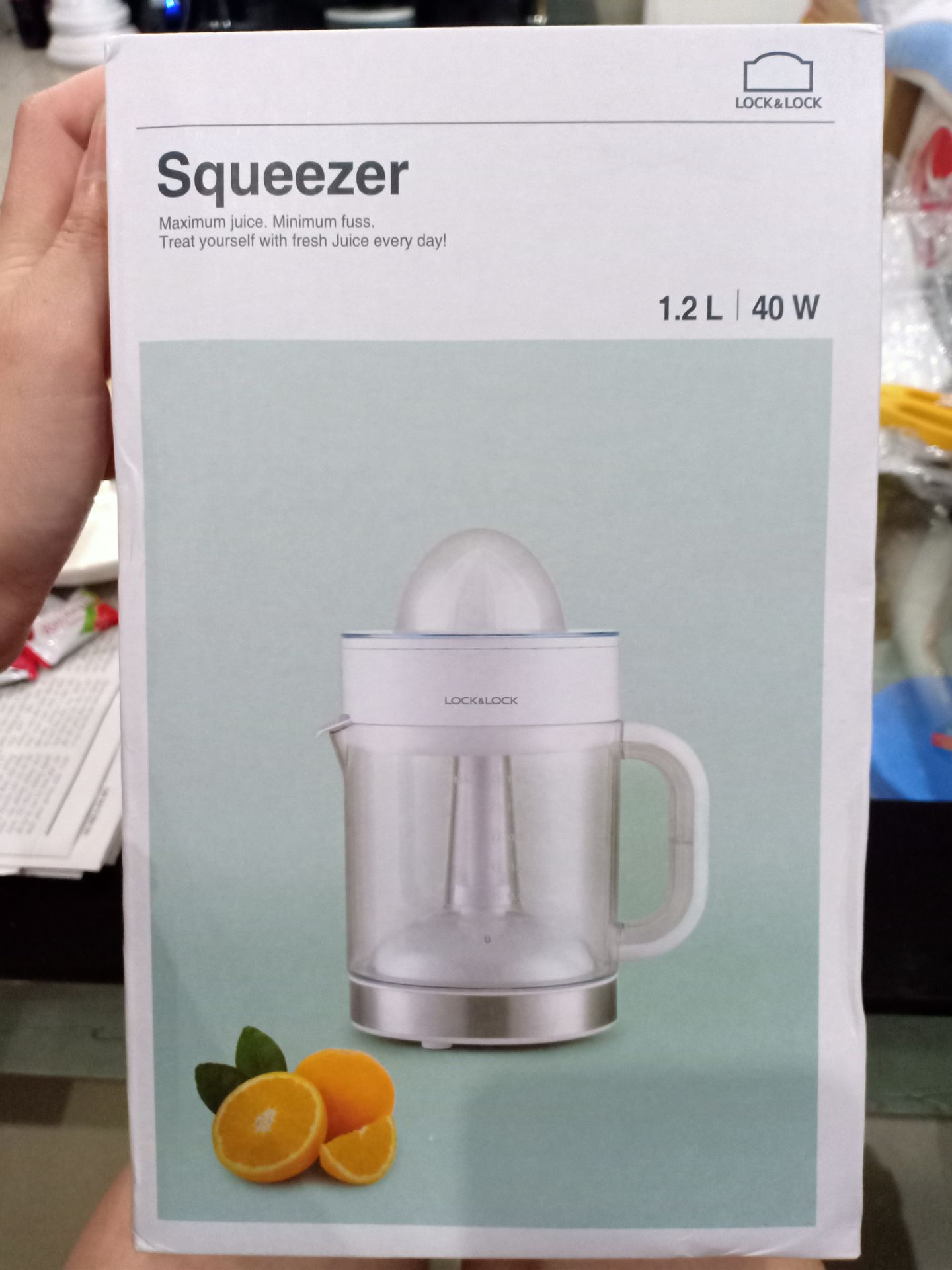 1. Tiki giao hàng nhanh, mình đặt tối qua mà trưa nay đã giao hàng r. Hộp và máy sạch sẽ ko móp méo. Mình mua 294k.
2. Cảm quan máy đẹp. Dung tích lớn 1,2L nên có thể vắt cả 20 quả cam 1 lúc cũng đựng vừa đấy.
3. Công suất 40W nên lực vắt vừa phải, ko nhanh nhưng cũng kiệt nước cam.
4. Thao tác tháo lắp và lau chùi dễ dàng. Tuy nhiên nếu nhà ít người thì các bạn nên mua loại 0,7L cho gọn. Mình mua xong lại thấy to quá đây này.