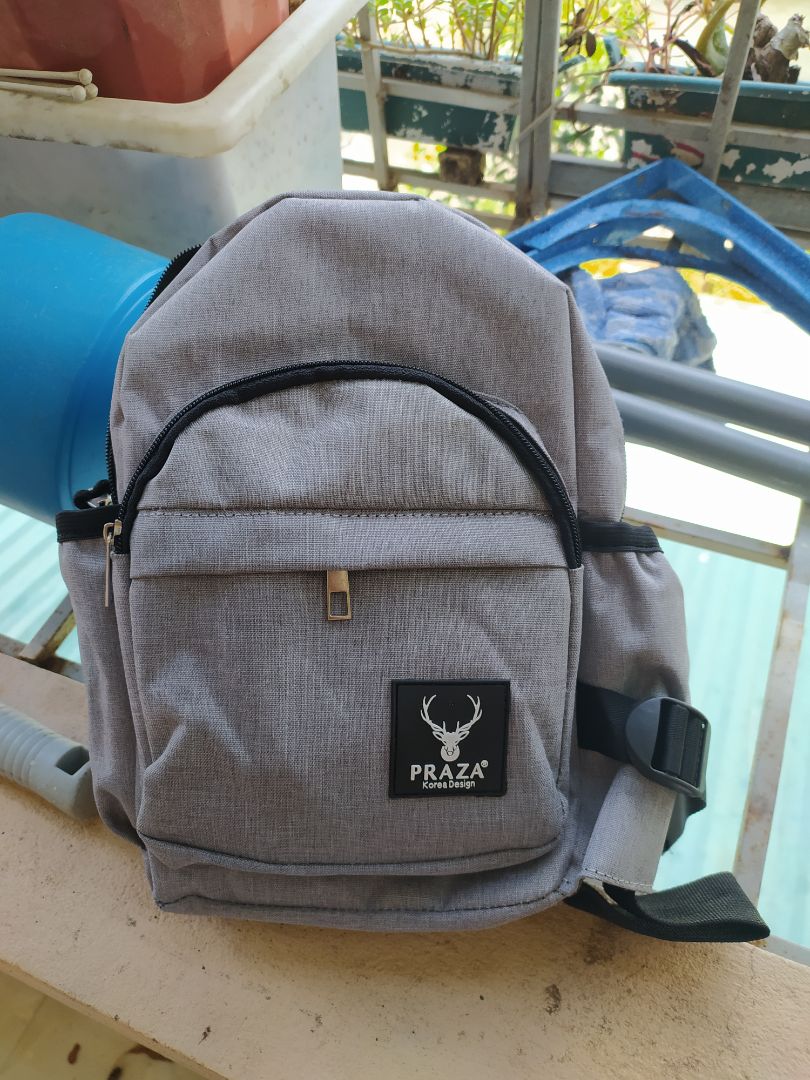 so với cái mẫu ngày trước của hãng mua thì lần này chán hơn hẳn từ chất vải cho đến khung may 2 túi 2 bên lần này nhỏ bằng 2/3 mẫu trước, lớp vải ngăn trong mỏng manh và chỉ may cũng ko bằng. điểm + là có thêm 1 ngăn sau lưng. nói chung mẫu trước vẫn tốt hơn hẳn. à quên thêm 1 điểm là cái khoá kéo đó để sau lưng là hơi cộm nha mình đã thay của túi cũ vào. mong prazada đọc được những dòng bình luận của mình so với cái mẫu ngày trước của hãng mua thì lần này chán hơn hẳn từ chất vải cho đến khung may 2 túi 2 bên lần này nhỏ bằng 2/3 mẫu trước, lớp vải ngăn trong mỏng manh và chỉ may cũng ko bằng. điểm + là có thêm 1 ngăn sau lưng. nói chung mẫu trước vẫn tốt hơn hẳn. à quên thêm 1 điểm là cái khoá kéo đó để sau lưng là hơi cộm nha mình đã thay của túi cũ vào. mong prazada đọc được những dòng bình luận của mình