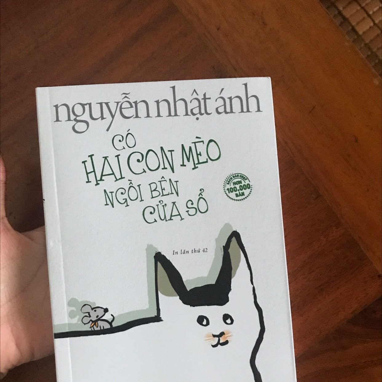 Tại vì thích cuốn tôi là Bêto quá nên thấy cuốn này cũng liên quan đến con vật nên hốt luôn, đọc nhẹ nhàng và thư giãn tuy nhiên kết thấy hơi tiếc cho mèo Gấu và Áo hoa