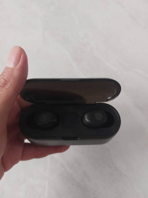 Tai nghe không có tín hiệu đèn, sạc cũng không vào điện. Mọi người mua hàng của shop này cẩn thận kẻo bị ***.