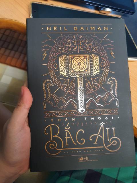 Hình thức sách rất lôi cuốn. 
Đọc những mẩu truyện này thấy có chút ác cảm với Thor. Sách này giúp có cái định nghĩa khác về thần thánh, thần ở đây cũng như 1 chủng tộc, tuy có chút quyền năng, nhưng tính cách thì không phải thanh tao nhưng những thần thánh châu Á. Trong chương về sự trừng phạt dành cho Loki, mình chưa hiểu là gia đình Loki ở Asgard có lầm lỗi gì không, nếu không thì sự trừng phạt các thần ở Asgard dành cho gia đình Loki là khá tàn nhẫn. 
Nói chung là đọc cho có cái nhìn tổng quát về thần Bắc Âu. Các mẫu truyện ngắn cũng dễ đọc.