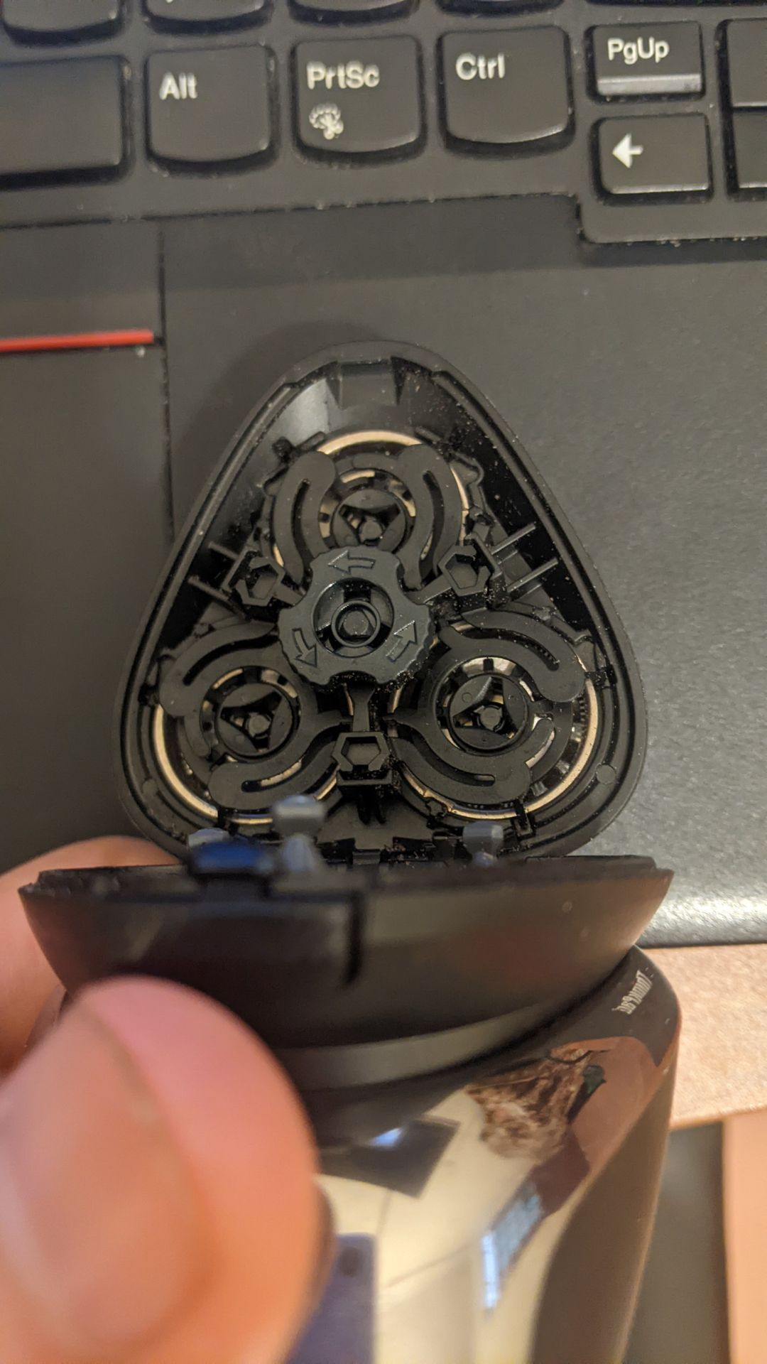 mình dùng được hơn tháng, có chút đánh giá sau:
Ưu điểm: sạc được, pin khá trâu, thoải mái khi sử dụng và cạo râu rất tốt không bị kích ứng da
Nhược điểm: phần gắn lưỡi dao khá lỏng lẻo, khi mở ra không cẩn thận có thể bị rơi và khá khó lắp vào. 
còn nữa do pin trâu nên dễ quên dây sạc để ở đâu. Nên chuyển thành dây type C thì tiện hơn.