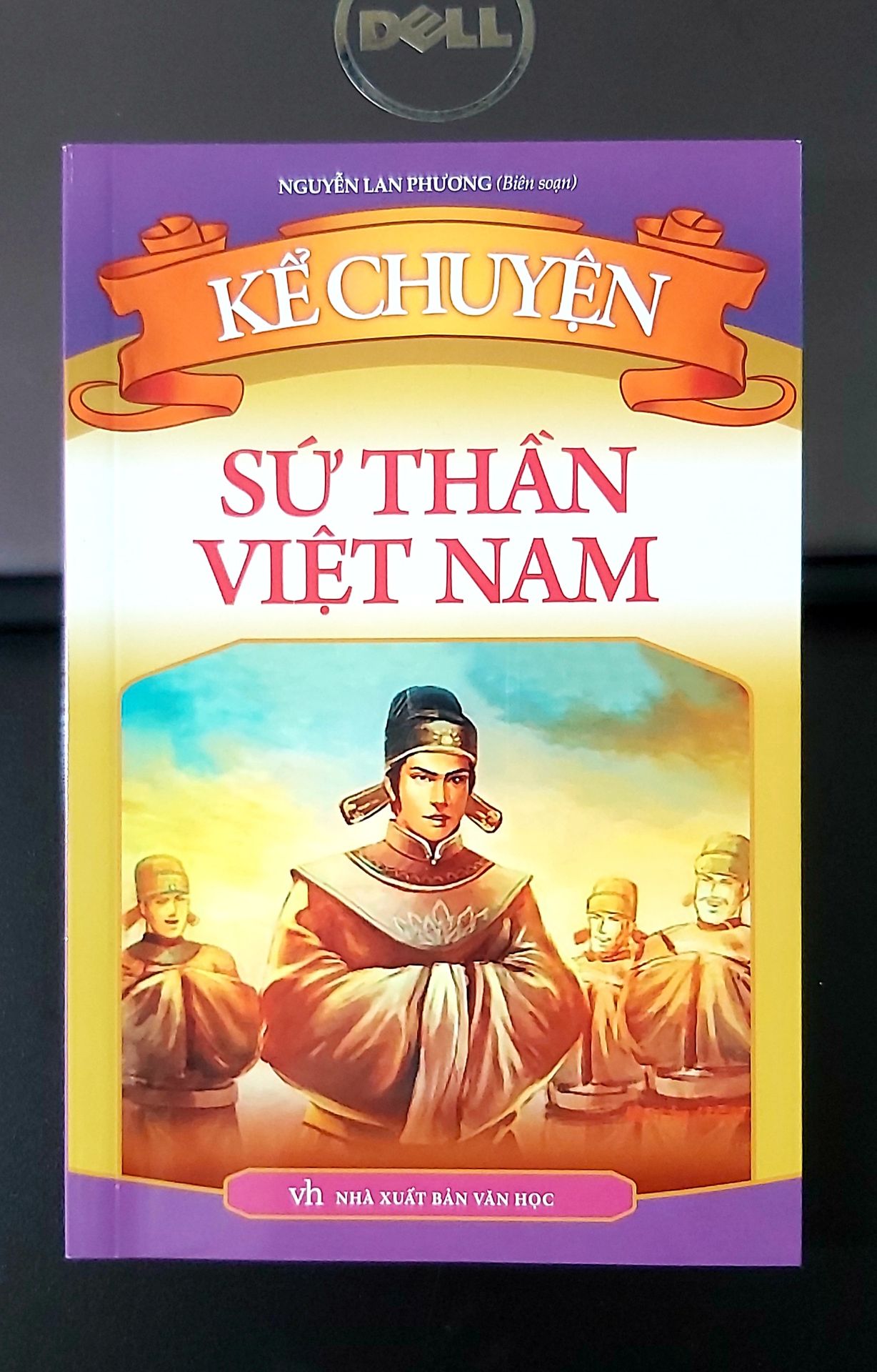 "Lịch sử Việt Nam có rất nhiều câu chuyện hay về các sứ thần. Dù tồn tại nhiều dị bản khác nhau, nhưng tinh thần chung là các sứ thần đều giữ vững khí tiết, làm tròn nhiệm vụ được ủy thác, trong rất cứ hoàn cảnh nào cũng không làm nhục lệnh vua, nêu cao quốc thể, dù cho phải trả giá bằng chính sinh mạng của mình."
Sách hay, càng đọc càng cuốn. Các bạn nhỏ rất thích.