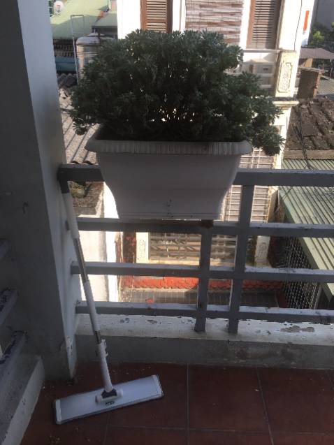 Lau nhà sạch, tay cầm chắc chắn mà nhẹ. Di chuyển linh hoạt, có thể kéo dài đến hơn 1m, rút gọn vào còn khoảng 50cm.