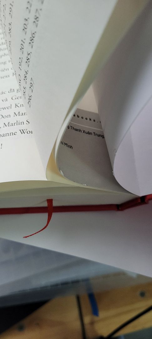 giao hàng chậm, sách móp góc. sách bị nhiễu keo dính trang hơi nhiều phải dùng dao rọc ra 
không hài lòng lắm