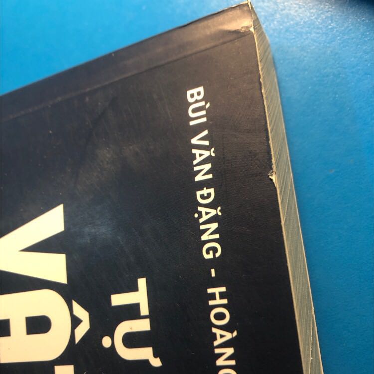 Sách dày và chất giấy siêu thích, nội dung thì siêu chất lượng :))) Nhưng điểm trừ cực lớn là sách không có bọc nên bám bụi và trông cũ, và cả bị móp vài cạnh nữa ( do hộp đóng gói hơi to so với sách và trong quá trình vận chuyển có va đập ). Giá như sách được bọc kĩ càng thì tuyệt biết mấy :((