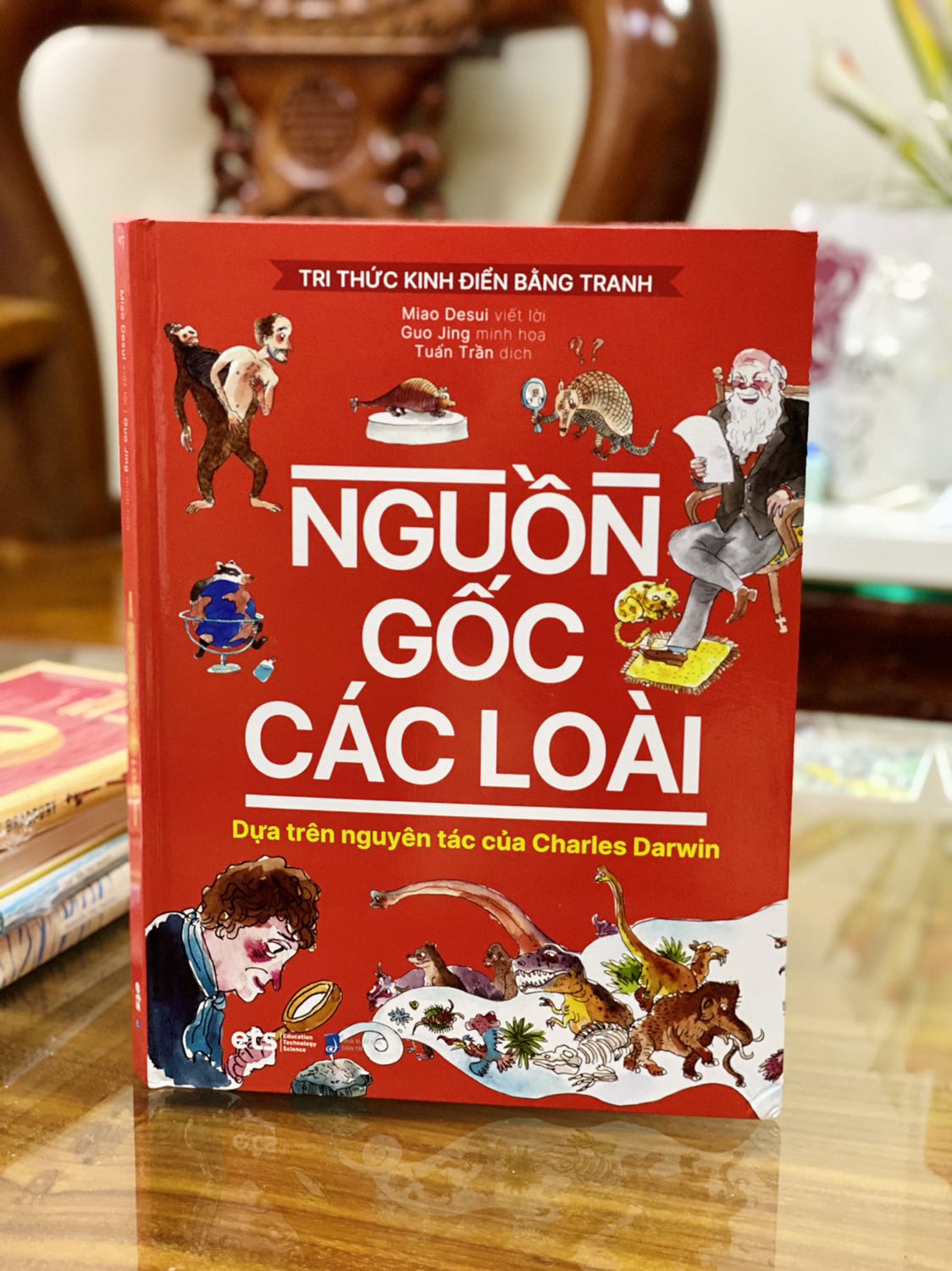 - Fahasa giao hàng nhanh hơn dự kiến 2 ngày, kiện hàng luôn được đóng gói chắc chắn, sách được bọc màng co và chống sốc tuy nhiên bìa sách có nhiều vết hằn, các góc sách bị cong và rách nhẹ. Có thể do quá trình bảo quản chưa được cẩn thận (không phải từ việc vận chuyển).
- Về mặt hình thức sách có bìa cứng, khổ to, cầm khá nặng và chắc chắn. Sách được in màu toàn bộ trên giấy bóng, chất lượng giấy tốt, hình ảnh minh họa sinh động, nhiều màu sắc. 
- Về mặt nội dung cá nhân mình thấy sách trình bày khoa học theo từng phần, từng chương, cung cấp nhiều kiến thức bổ ích. Sách phù hợp cho các bạn thích môn sinh vật học.