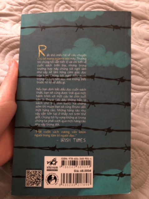 Nội dung ý nghĩa, bổ ích, dễ đọc dễ thẩm mình nghĩ cả những bạn ít khi đọc sách cũng có thể đọc được. Sách về chiến tranh phân biệt người Do Thái Phá xít các thứ nhưng dưới góc nhìn của cậu bé 8 tuổi nên rất nhẹ nhàng k hề nặng nề 
Bìa lúc nhìn ảnh mình k ưng tí nào nhưng lúc về tay thì xinh hơn ảnh nhiềuuuuu
Sách cũng k bị bóp méo hay bẩn xây xát gì
Nói chung lần sau ủng hộ shop tiếp:)))
