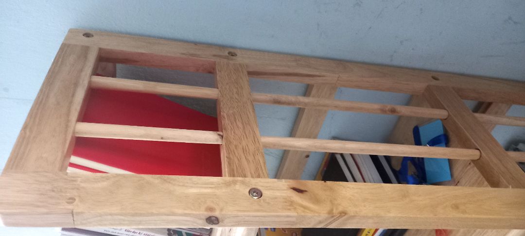 sản phẩm đóng gói cẩn thận, đầy đủ phụ kiện kèm theo, đúng kích thước, loại gỗ như nhà sản xuất mô tả. Tuy nhiên điểm trừ cho sản phẩm là 3 tấm ngang, mặt dưới chưa được nhà sản xuất xử lí tốt về độ phẳng, nhẵn như mặt phía trên của sản phẩm.