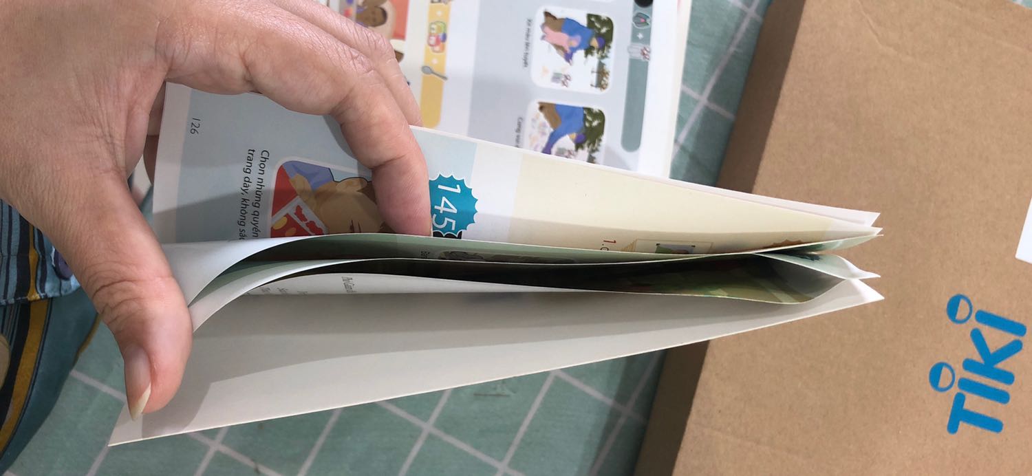 shop bán sách cũ , bị thấm nước cho tôi hả? sao dính hết vầy , đọc thế nào???