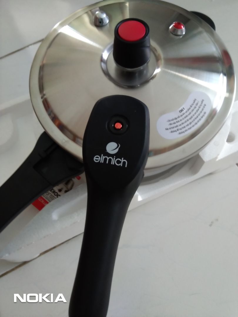 hàng mẫu mã đẹp, inox 304 dày, nắp cài rất thông minh, có lót hấp. Nồi 4 lít nhung nhỏ gọn, chắc bỏ nguyên con gà không đủ, nếu chị lại thì mua 5L.  Chỉ 1 chi tiết là đáy nồi khô g đúc nguyên khối. Hài lòng