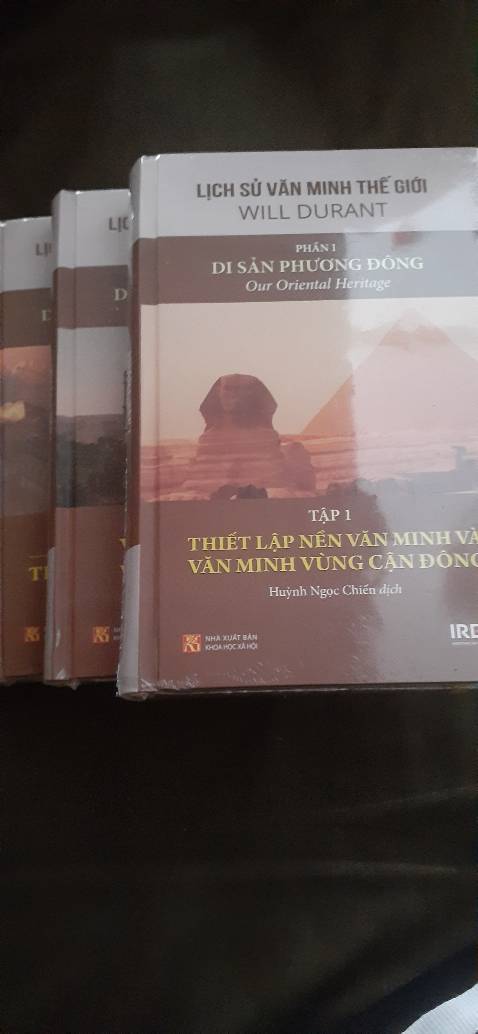 Đóng gói tốt, sách nhỏ hơn mình nghĩ, hơi quăn góc chút chắc do lúc bên xuất bản đóng giấy bóng