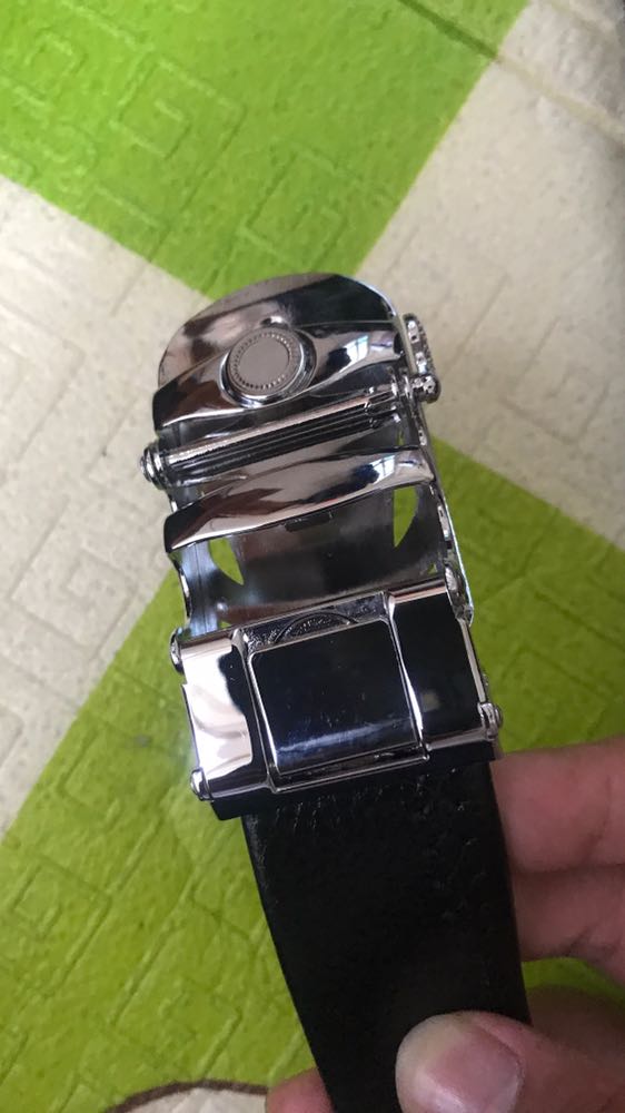 Thắt lưng quá là đỉnh cao luôn. Đầu khoá quá là đẹp, trông đơn giản nhưng đẹp, dễ phối đồ, rất chắc chắn luôn. Dây da mềm đẹp và dài. Đường may tỉ mỉ cẩn thận. Mua được mấy hôm mới đem ra review được. Sản phẩm tốt sẽ tiếp tục ủng hộ shop.