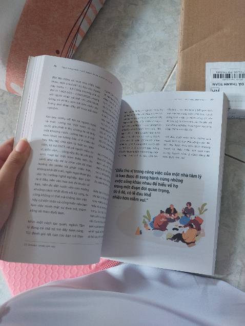 Bìa hơi cũ nhưng sách còn trắng, mịn
Hên giao về em không bị gãy góc. Recommend shop nên bọc chống sốc ạ