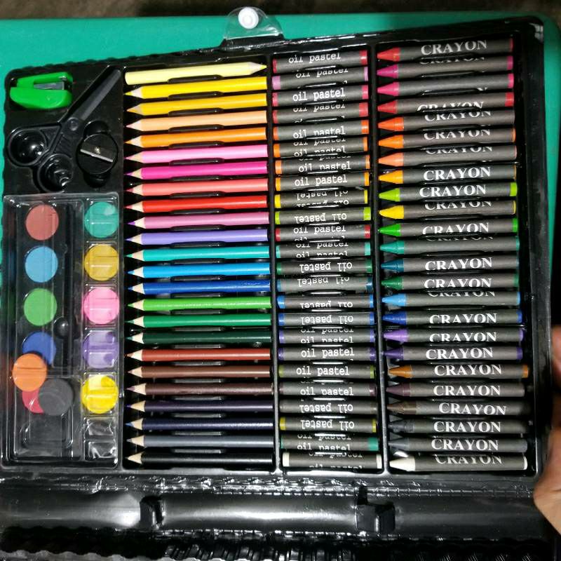 nhiều màu quá. mà giá lại quá hời luôn. màu tốt k bị bở, to lên rất đập. có đủ loại bút màu rất tiện cho bé nhiều màu quá. mà giá lại quá hời luôn. màu tốt k bị bở, to lên rất đập. có đủ loại bút màu rất tiện cho bé